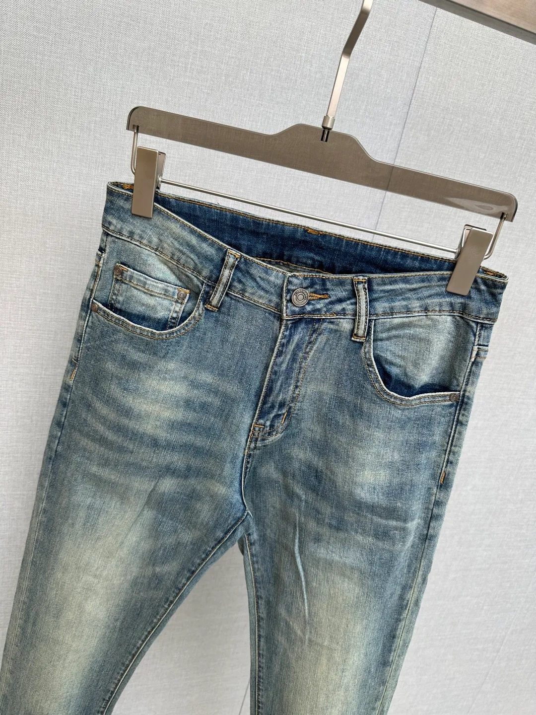 Available at the official website counter at the same time, the Original is a very stylish pair of jeans, with customized original washed denim fabric, unique design, top-notch printing technology letter pattern logo, original hardware accessories decoration, an extremely outstanding pair of jeans, the materials and craftsmanship are extremely luxurious and exquisite, extremely high-grade, handsome and stylish upper body, recommended 👍, Sizes: 29-38